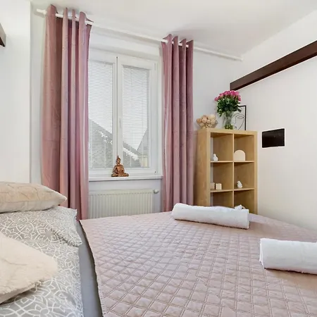 Natural-Style Apartment In The Centre Of Bratislava Exterior photo